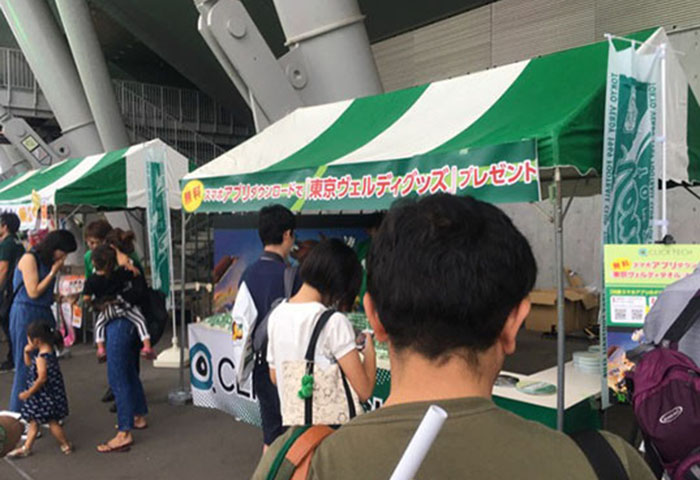 来場者で賑わうブース